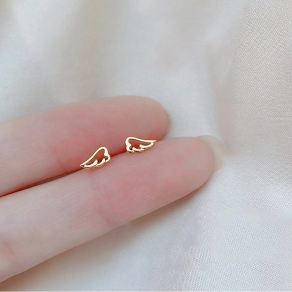 NWT Exquisite 14 Karat Gold Angel Stud Earrings - Picture 4 of 4